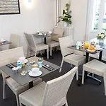 Hotel Logis Du Chateau 3*