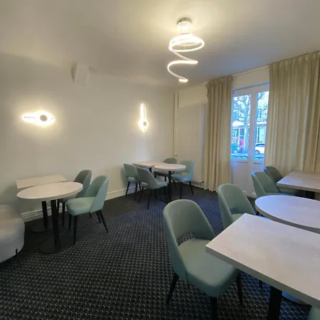 Logis Du Chateau מלון 3*