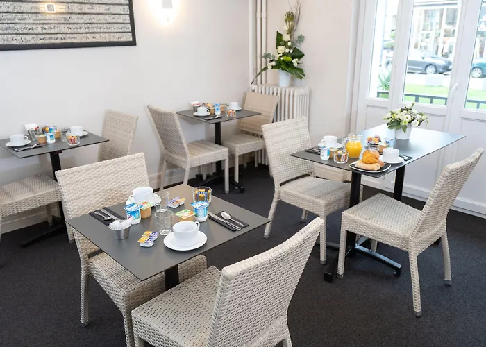 Hotel Logis Du Chateau 3*