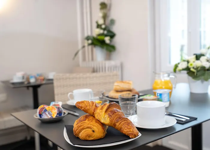 Logis Du Chateau Hotel